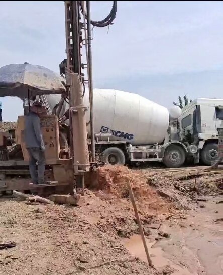 郊区岩石井施工